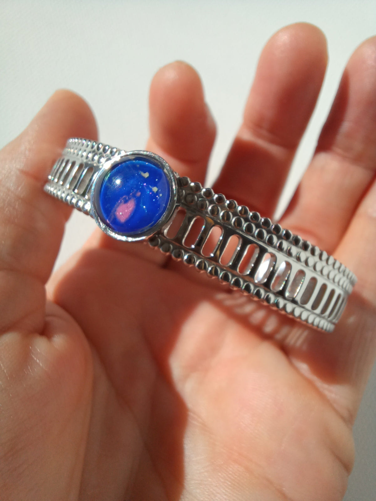 Bracelet Dentelle jonc réglable argenté, cabochon rond – bleu roi, rose et jaune moutarde, Pour Élodie N°29, détail du cabochon en main