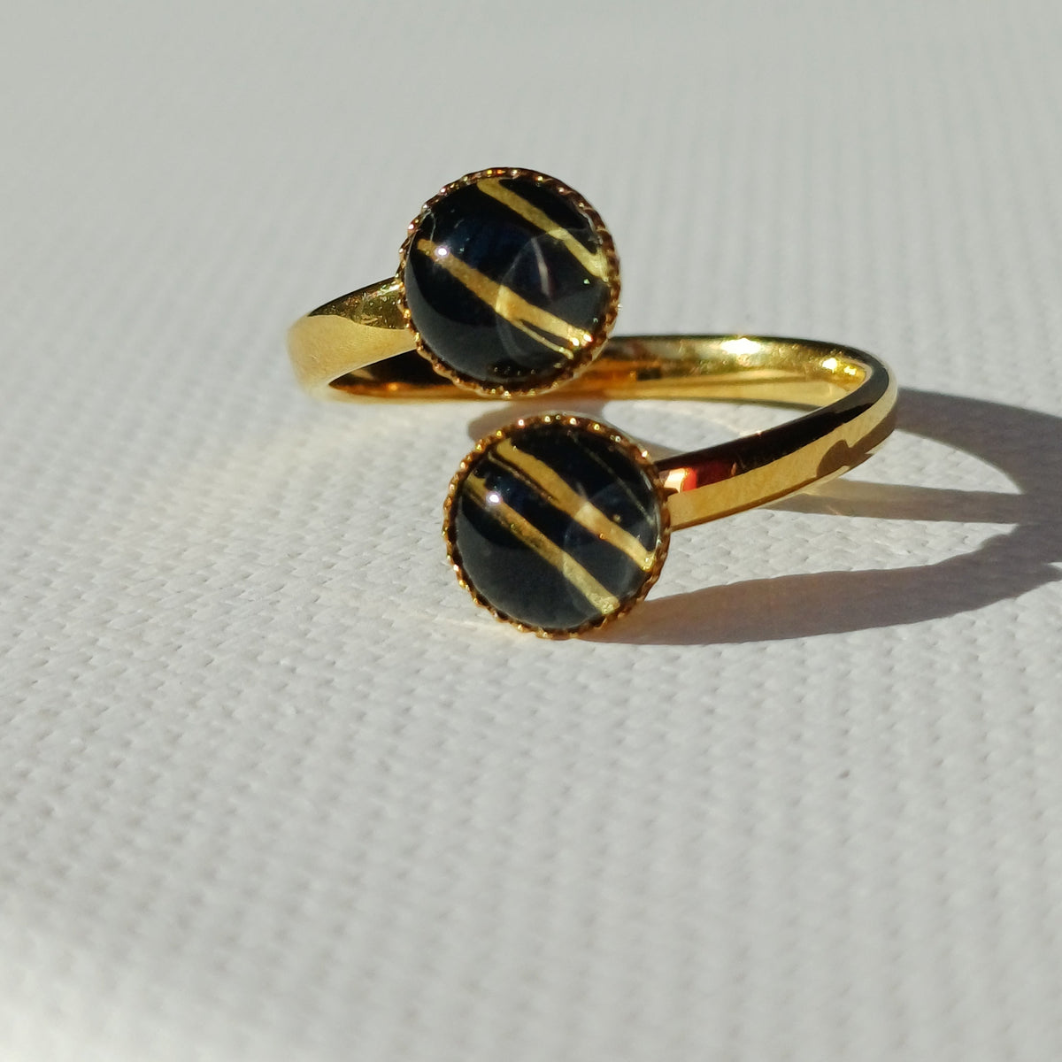 Bague ajustable deux cabochons Binaire, doré et noir, bague de trois-quarts