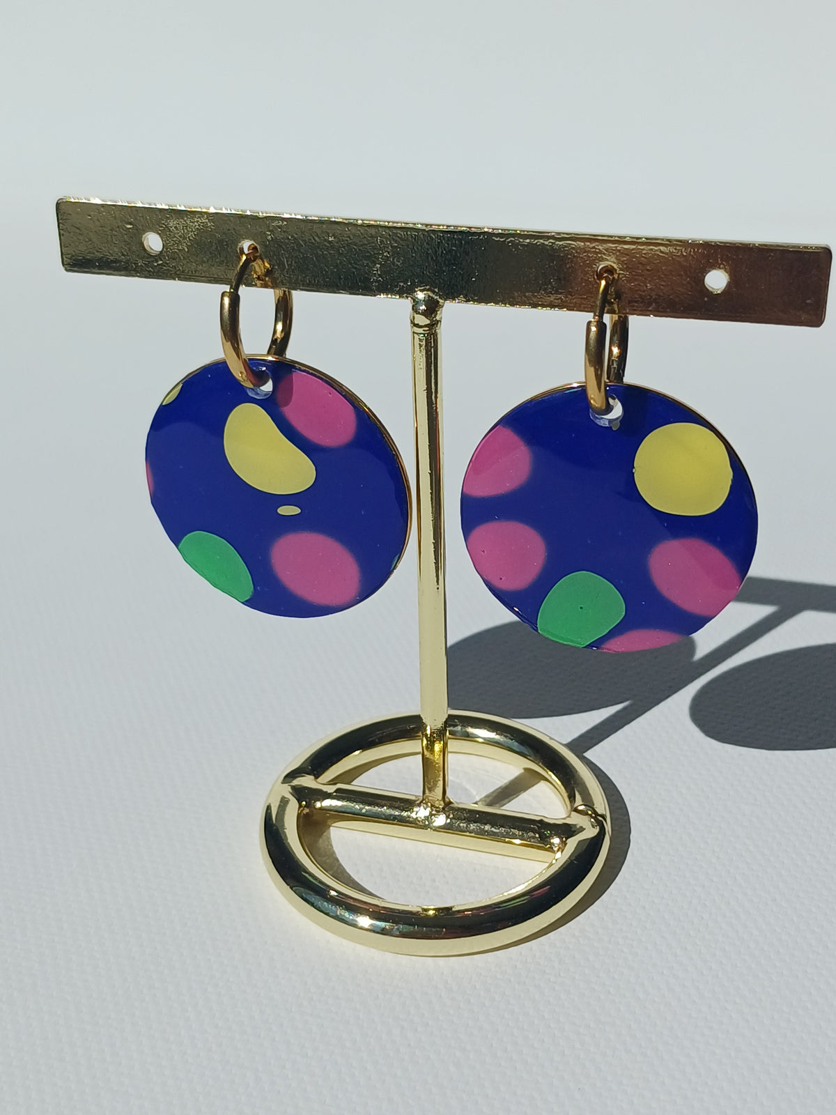 Boucles d'oreilles créoles dorées à l'or fin, disque réversible – bleu roi, Pour Élodie N°14, recto sur présentoir doré, seconde vue de face